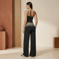 Ensemble Riviera de sport féminin avec haut halter et pantalon large taille haute à motif rayé.