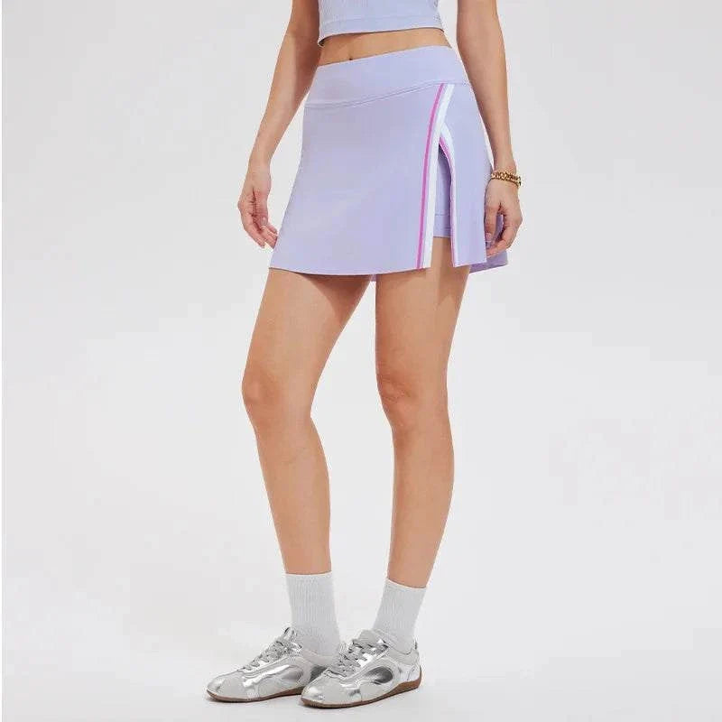 Ensemble Ace pour femme, débardeur et jupe-short de fitness respirant en nylon et élasthanne, coupe ajustée et tissu infroissable.