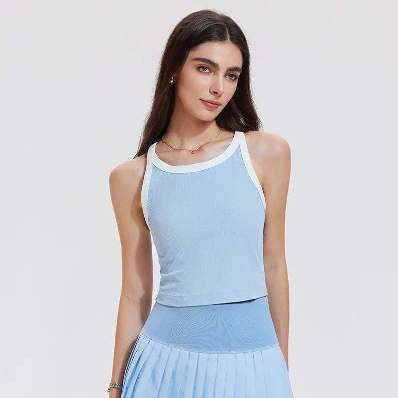 Ensemble Ace pour femme, débardeur et jupe-short de sport respirant en nylon et élasthanne, coupe ajustée et infroissable.
