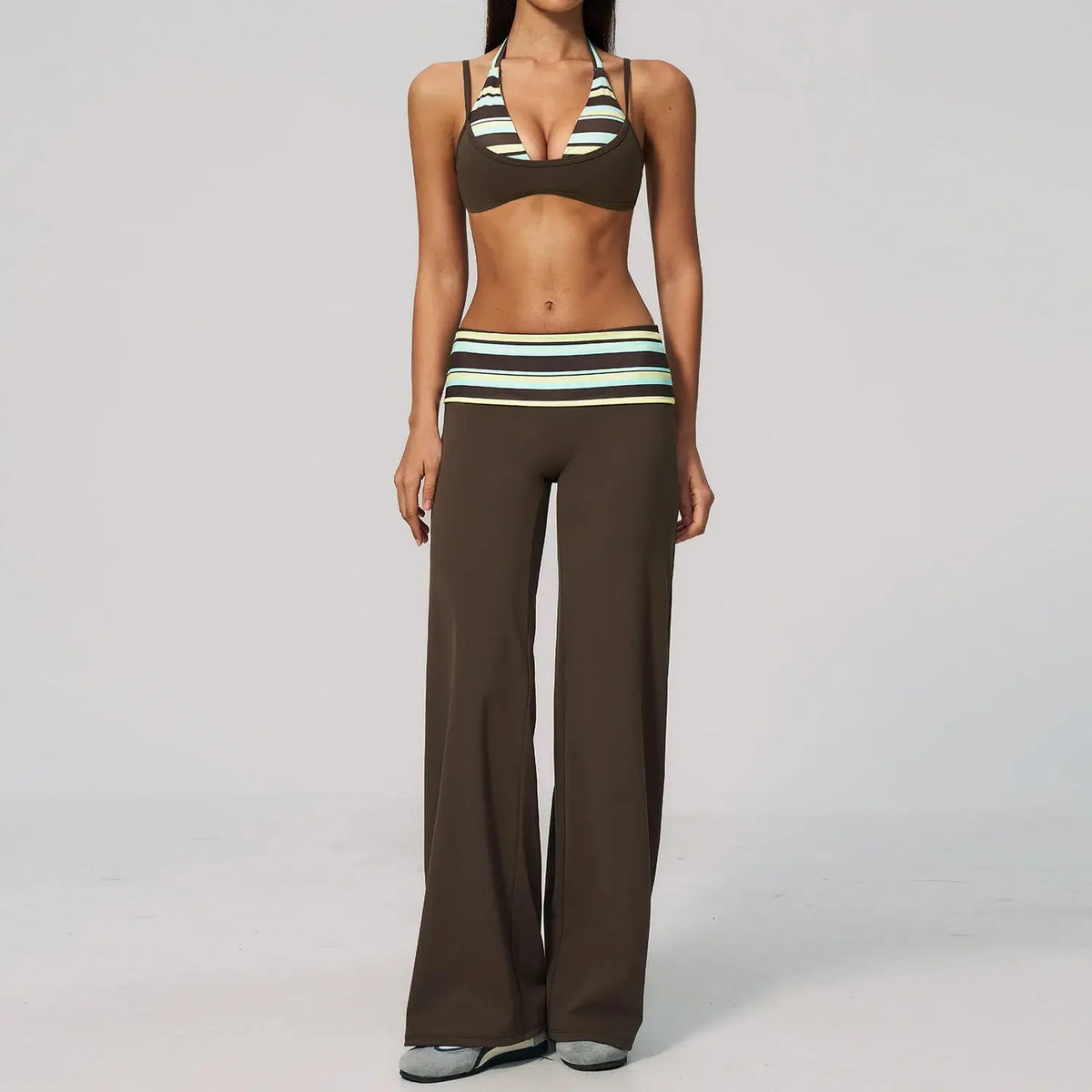 Ensemble Riviera femme pour yoga avec haut halter et pantalon large taille haute à motif rayé, tissu extensible et respirant.